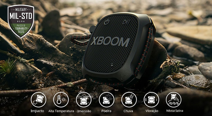 LG XBOOM Go XG2 de pé em uma pedra para mostrar o padr?o militar.