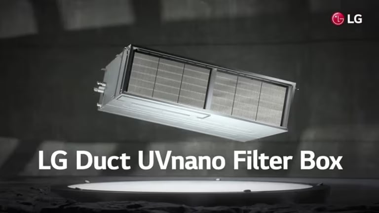 Uma caixa de filtro LG metálica com uma frente de malha densa paira sobre uma plataforma circular fina e iluminada no ch?o.