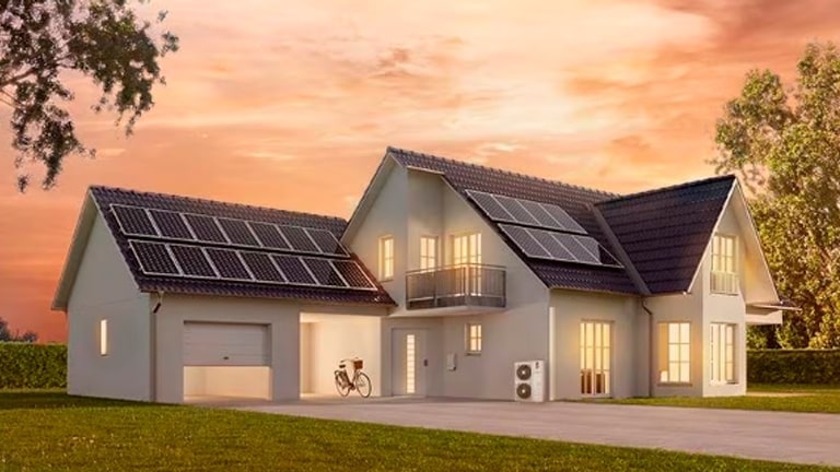 Enquanto o p?r do sol lan?a seu brilho, uma casa branca com telhado preto adornada com painéis solares, suas luzes iluminando os arredores.