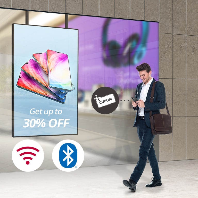 Um visitante está recebendo o cupom promocional em tempo real, por meio de Wi-Fi, Bluetooth e Beacon embarcados no monitor.