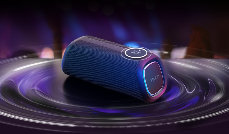 A LG XBOOM Go XG5 está colocado em uma mesa. O bot?o Sound Boost aparece ampliado, e há efeitos de ondas sonoras por baixo da caixa de som. Reproduza o vídeo.