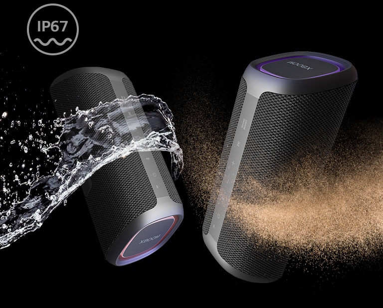 Duas LG XBOOM Go XG5 est?o dispostas num espa?o infinito. Um mostra ser à prova de água, a outra, à prova de poeira.