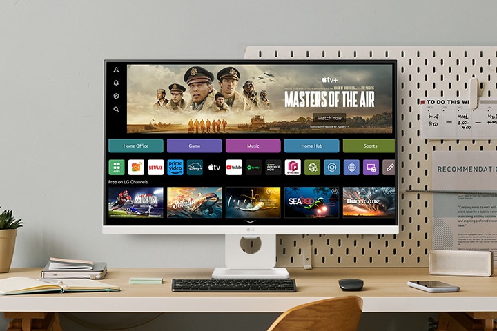 O vídeo mostra um monitor inteligente colocado na mesa, com a tela em transi??o na ordem do webOS, home office, música, jogo, fitness e esportes.
