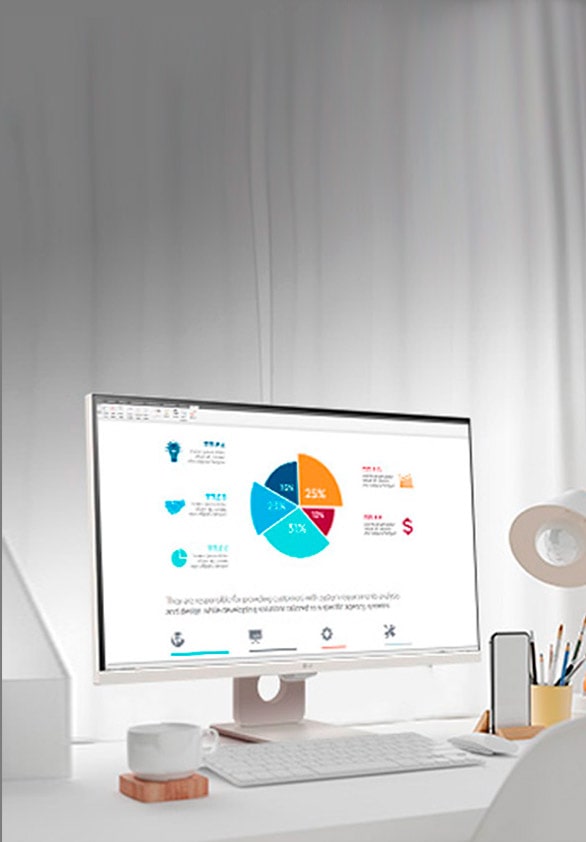 Na mesa, há um monitor inteligente, exibindo um documento de home office em que se está trabalhando. à esquerda do monitor há uma xícara e à direita há um celular, um porta-lápis e um suporte.