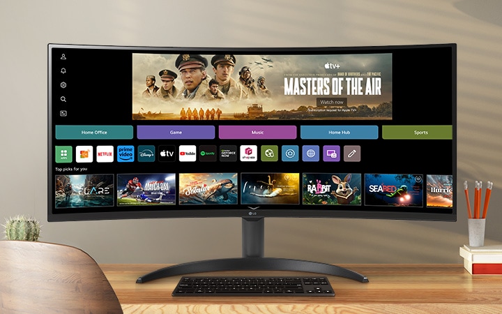 Há um monitor na mesa, e a tela do monitor alterna entre a exibi??o da tela do webOS Homeboard e uma visualiza??o em tela dividida de um escritório doméstico.