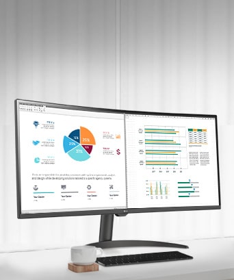 Na mesa, há um monitor inteligente, exibindo um documento de home office sendo trabalhado. à esquerda do monitor, há um copo com al?a e, à direita, um telefone celular, um porta-lápis e um suporte.