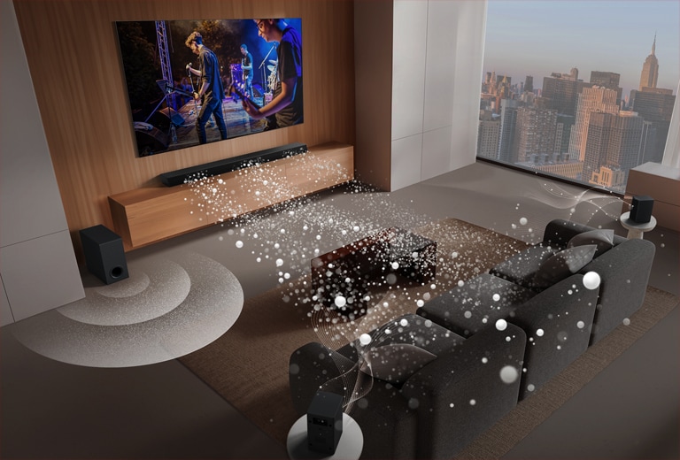 LG Soundbar, LG TV, alto-falantes traseiros e um subwoofer est?o na sala de um arranha-céu, tocando uma apresenta??o musical. Ondas sonoras brancas compostas por gotículas se projetam da barra de som, circulando pelo sofá. Um subwoofer está criando um efeito sonoro na parte inferior.
