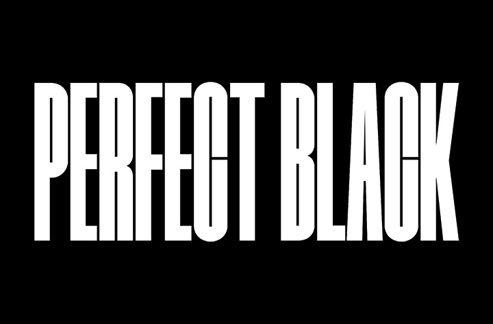 As palavras 'PERFECT BLACK' em branco sobre fundo preto desaparecem enquanto uma imagem detalhada de três drag?es negros aparece com bom contraste.