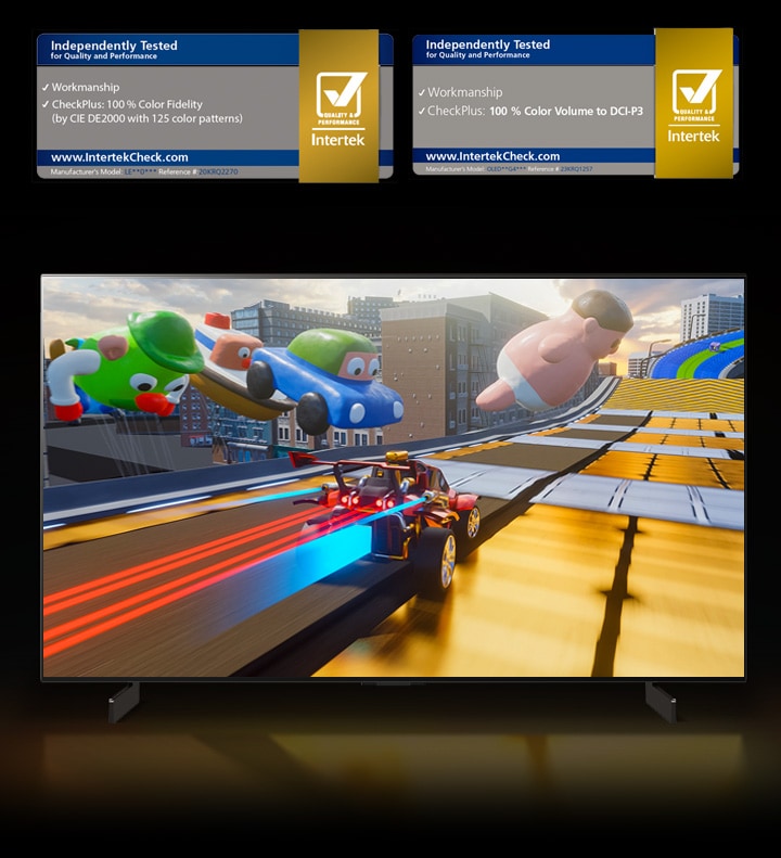 Uma cena colorida de um carro de corrida de brinquedo acelerando na pista em um mundo de brinquedos. Dois certificados diferentes de 100% de fidelidade de cores e 100% de volume de cores para DCI-P3 s?o mostrados acima.