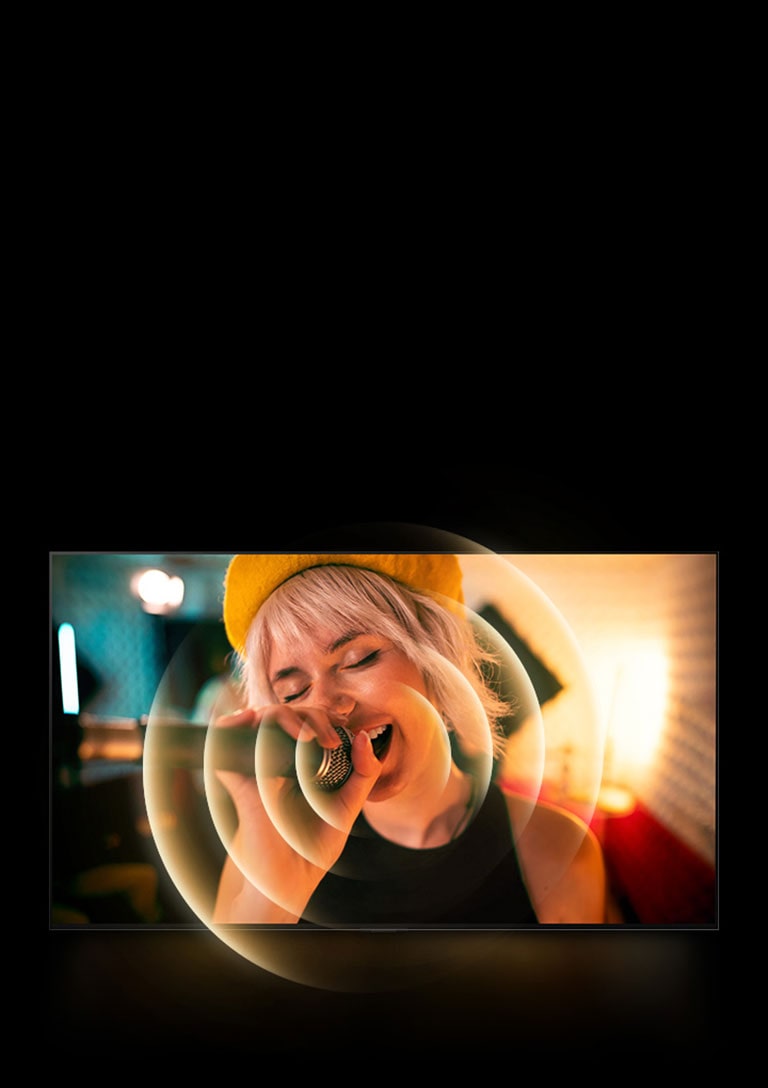 Imagem de uma mulher cantando com o microfone na m?o enquanto há um círculo laranja em volta de sua boca para ilustrar a paisagem sonora.
