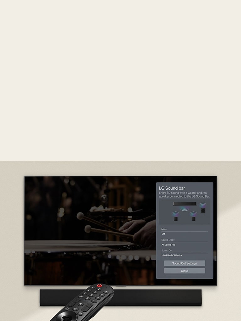 Uma imagem do controle remoto apontado para uma TV OLED da LG mostrando as configura??es de controle da soundbar no lado direito da tela.