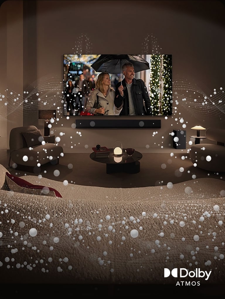 Uma imagem de uma sala de estar aconchegante à meia-luz. Uma cena sendo exibida na TV na qual um casal está usando um guarda-chuva e gráficos circulares brilhantes cercam o ambiente. O logotipo Dolby Atmos é exibido no canto inferior esquerdo.