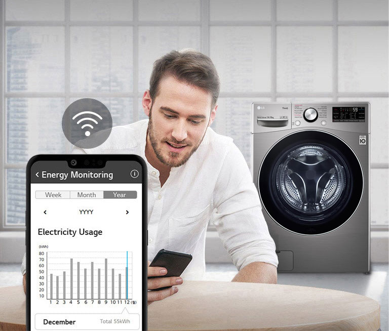 Homem monitorando o consumo de energia da Máquina de Lavar pelo celular.