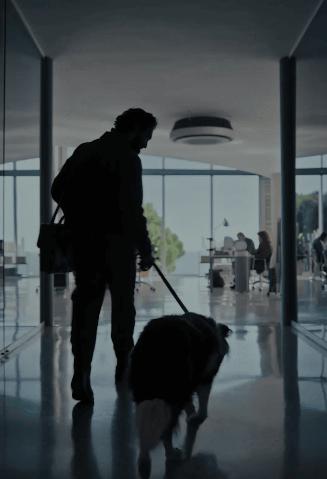 Um homem entra no escritório segurando uma guia de cachorro. Em outra cena, um homem no banco do motorista parece triste enquanto a LG AI mostra uma foto da família. O visor do carro é mostrado em close enquanto a LG AI exibe um mapa e revive uma lembran?a.