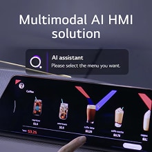 Usuário interage com a interface touchscreen alimentada por uma solu??o HMI multimodal com AI, selecionando o menu de café com o auxílio de um assistente inteligente.