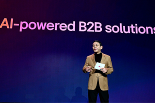 Palestrante apresentando solu??es B2B impulsionadas por AI no palco do evento da LG