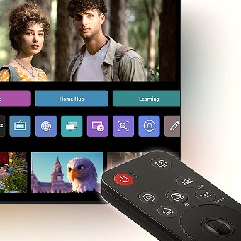 Duas cenas conectadas com o LG AI Magic Remote na frente de uma TV—primeiro, exibindo uma cena de fic??o científica, e segundo, mostrando a tela inicial com conteúdo personalizado.