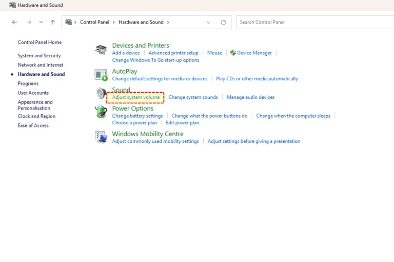 Painel de controle do Windows destacando a op??o 'Som' para ajuste de volume do sistema na categoria 'Hardware e Som'.
