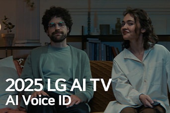 Le titre est visible?: 2025 LG AI TV, Al Voice ID. Un homme et une femme, tenant une télécommande de télévision, sont assis sur un canapé.