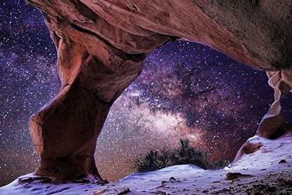 Perspective de l’intérieur d’une grotte, regardant vers l’entrée. La grotte a un aspect surréaliste avec des formations rocheuses et cristallines très détaillées. La scène illustre les impressionnantes capacités d’amélioration de l’image par l’IA des LG TV.
