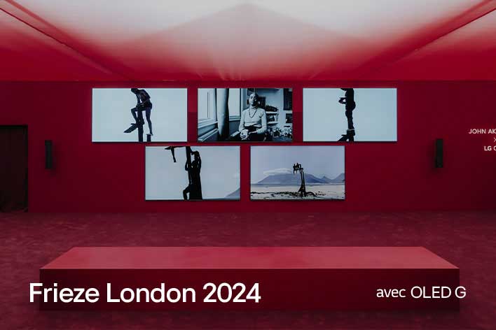 Pièce rouge avec plusieurs LG OLED G représentant des ?uvres d’art.