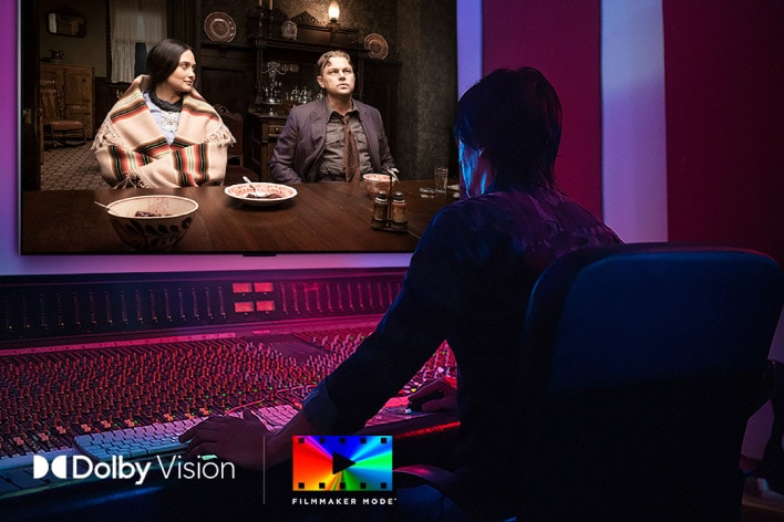 Un réalisateur devant un panneau de contr?le montant le film ??Killers of the Flower Moon?? sur un LG OLED TV. En bas à gauche, le logo Dolby Vision et le logo FILMMAKER MODE.