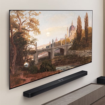 Vue large d’un salon haut de gamme dans des tons neutres. Un téléviseur Smart LG OLED AI B5 4K est fixé au mur et une ?uvre d’art affichée sur l’écran. Une LG Soundbar est fixée en dessous. 