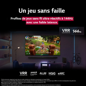 Un salon faiblement éclairé avec un écran de jeu représenté sur le QNED9M. La bo?te Zero Connect se trouve à l’intérieur d’une table basse. Le texte parle de jeux sans fil ultra-réactifs à 144Hz avec une faible latence.