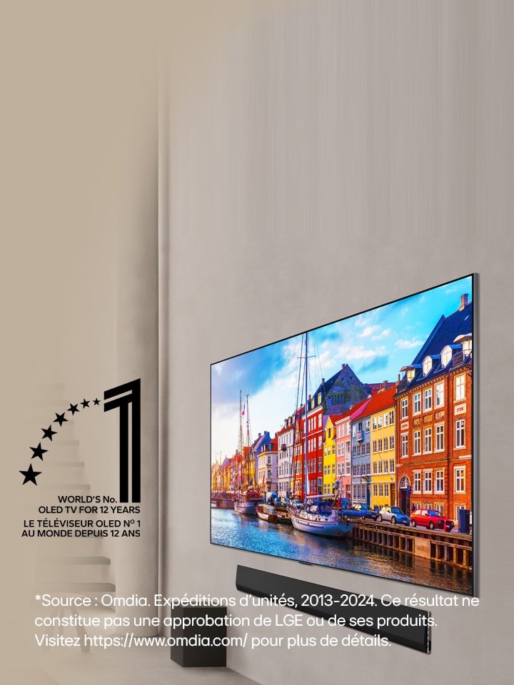 Vue aérienne d’un homme et d’une femme regardant un concert sur un grand téléviseur OLED dans le confort d’un appartement moderne. L’emblème ??11?ans numéro?1 mondial des téléviseurs OLED?? se trouve sur l'image. L’avis de non-responsabilité précise que?: ??Source?: Omdia. Envois d’unité, 2013?-?2023. Les résultats ne constituent pas une approbation de LG Electronics. La confiance accordée à ces résultats est aux risques et périls du tiers. Consultez?https://www.omdia.com/?pour plus de détails??.