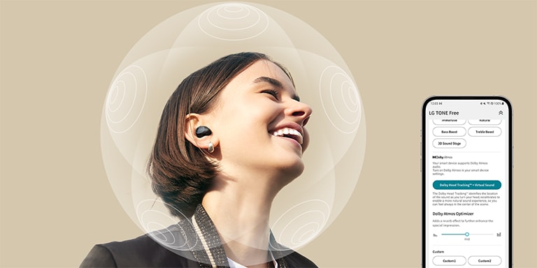 Une femme porte les écouteurs?T80S et sourit. Une sphère de son est montrée autour de sa tête pour souligner la fonction de son spatial. à droite, une interface de téléphone intelligent illustre le fait que cette fonction est disponible sur l’application TONE?Free.