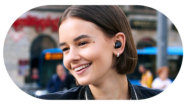 Une femme porte les écouteurs?T80S et utilise le mode écoute.