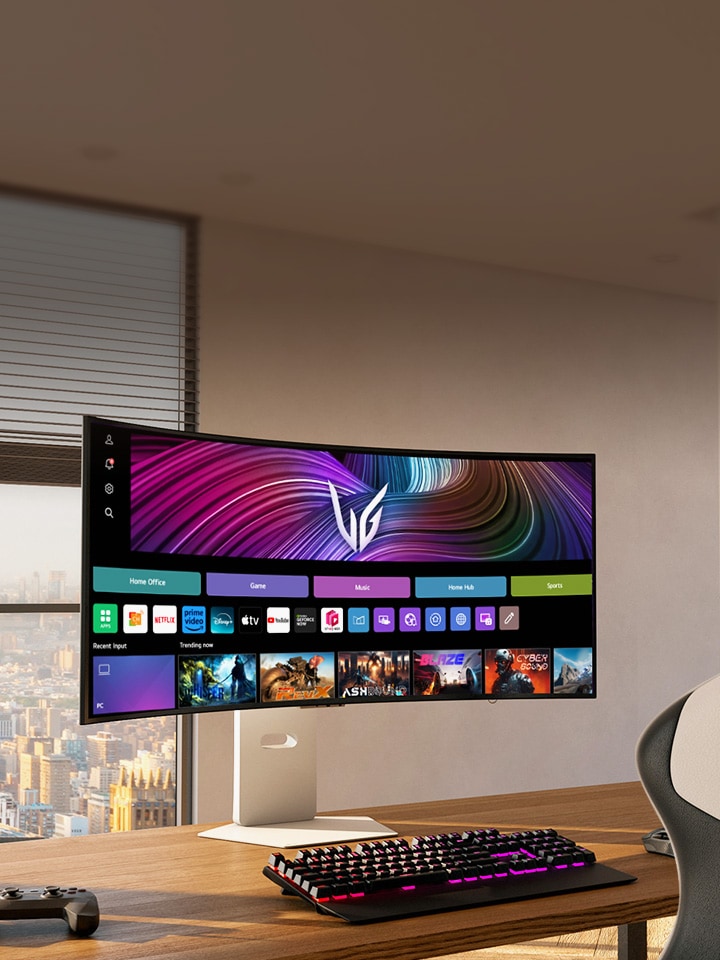 Moniteur intelligent LG UltraGear OLED avec taux de rafra?chissement de 240 Hz et courbure abrupte de 800R, installé dans une configuration de jeu moderne avec des applications de streaming intégrées et des visuels immersifs.