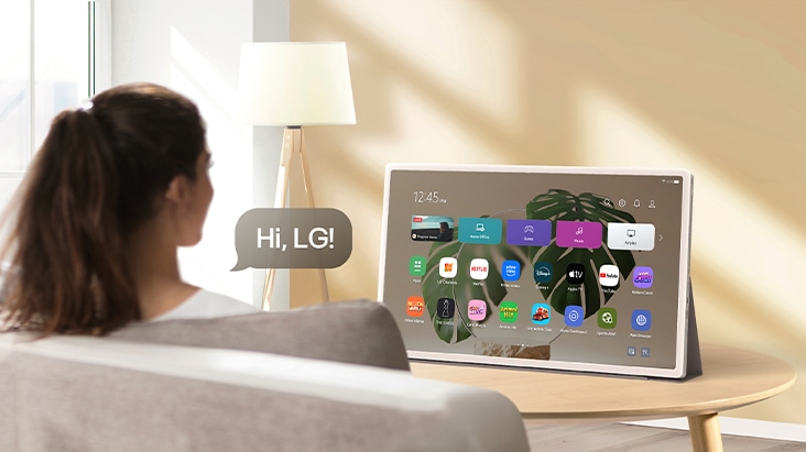 Une personne utilise la reconnaissance vocale sur le StanbyME 2, une bulle de dialogue affiche le texte Hi, LG !