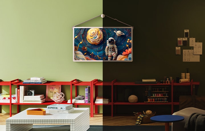 StanbyME 2 fixé au mur dans un espace de vie moderne, avec une vue partagée entre les ambiances de jour et de nuit.
