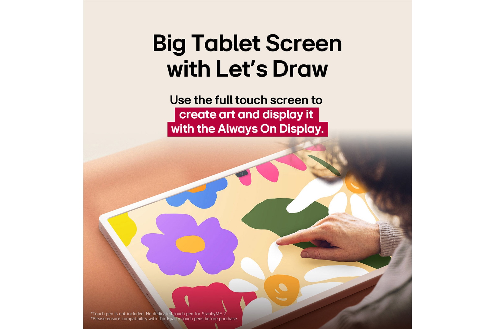 LG StanbyME 2 est posé sur une table. Let’s Draw est en cours d’utilisation. Une personne crée une ?uvre d’art en utilisant uniquement son doigt et l’écran tactile. Le texte explique comment vous pouvez utiliser votre écran comme une toile numérique et afficher vos ?uvres grace à la fonction Toujours à l’écran (Always On Display).