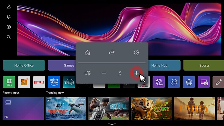 L'écran du LG Smart Monitor Swing affiche l'interface webOS, et le volume est en train d'être augmenté.