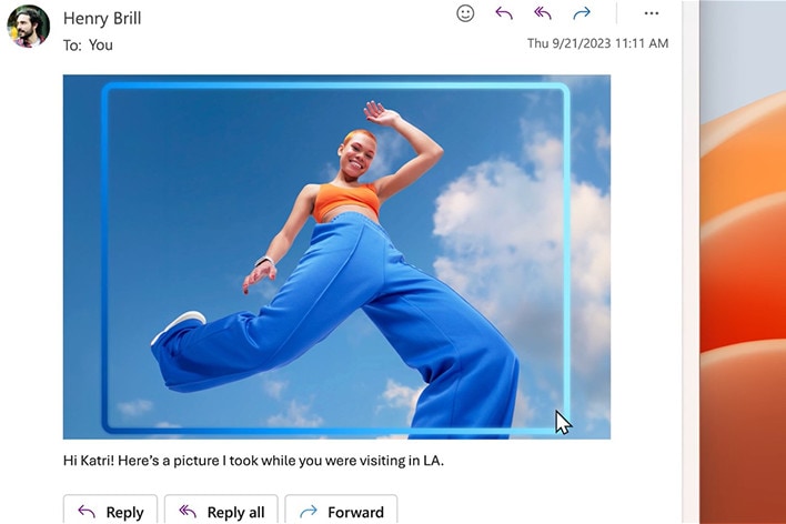 L’image montre une photo d’une personne portant des vêtements orange et bleu vif sur fond de ciel dégagé. L’ensemble de la zone est sélectionné avec le pointeur de souris, puis, après avoir cliqué sur ? Supprimer l’arrière-plan ?, seul le sujet est conservé.