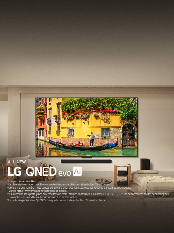 LG QNED9M monté au-dessus d’une LG Soundbar dans un espace de vie moderne. La bo?te Zero Connect se trouve à l’intérieur d’une table basse.