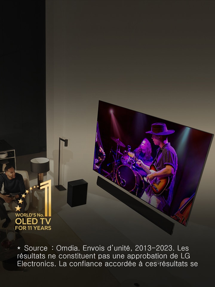 Vue aérienne d’un homme et d’une femme regardant un concert sur un grand téléviseur OLED dans le confort d’un appartement moderne. L’emblème ??11?ans numéro?1 mondial des téléviseurs OLED?? se trouve sur l'image. L’avis de non-responsabilité précise que?: ??Source?: Omdia. Envois d’unité, 2013?-?2023. Les résultats ne constituent pas une approbation de LG Electronics. La confiance accordée à ces résultats est aux risques et périls du tiers. Consultez?https://www.omdia.com/?pour plus de détails??.