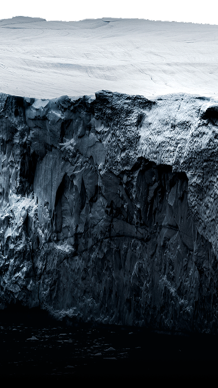 Les mots ??Super Noir?? s’affichent en police grasse, suivis d’un iceberg escarpé à détails complexes qui émerge d’en dessous