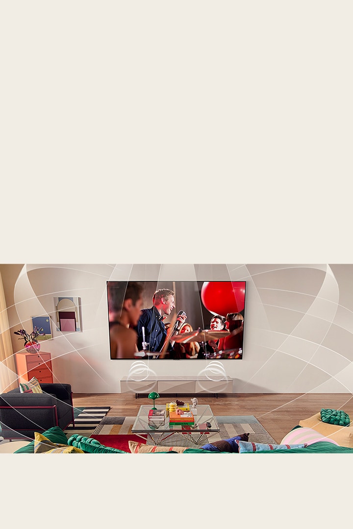 Wohnzimmer mit einem an der Wand befestigten LG TV. Schallwellen sind grafisch dargestellt, um den Raum zu füllen und zu zeigen, wie virtuelle 11.1.2-Kan?le ein Surround-Sound-Erlebnis für den Benutzer schaffen. 