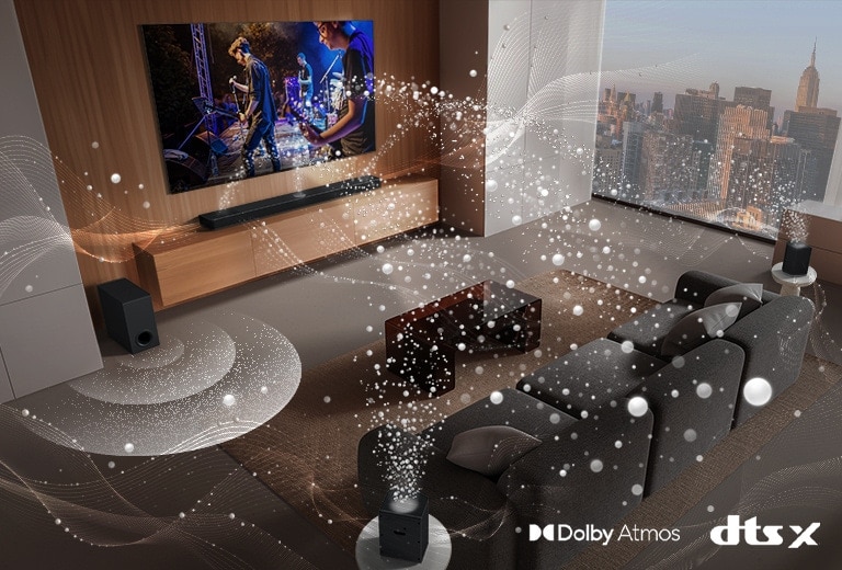 LG TV, LG Soundbar, hintere Lautsprecher und ein Subwoofer befinden sich in einem Wohnzimmer in einem Wolkenkratzer und spielen eine Musikaufführung. Wei?e, aus Tr?pfchen bestehende Klangwellen werden von der Soundbar und den hinteren Lautsprechern projiziert und um das Sofa und den Wohnraum geschlungen. Ein Subwoofer erzeugt einen Klangeffekt von unten. Dolby Atmos-Logo DTS X-Logo