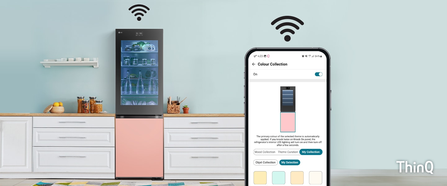Ein Bild einer blau get?nten Küche mit einem Kühlschrank und einem über Wi-Fi verbundenen Mobiltelefon.