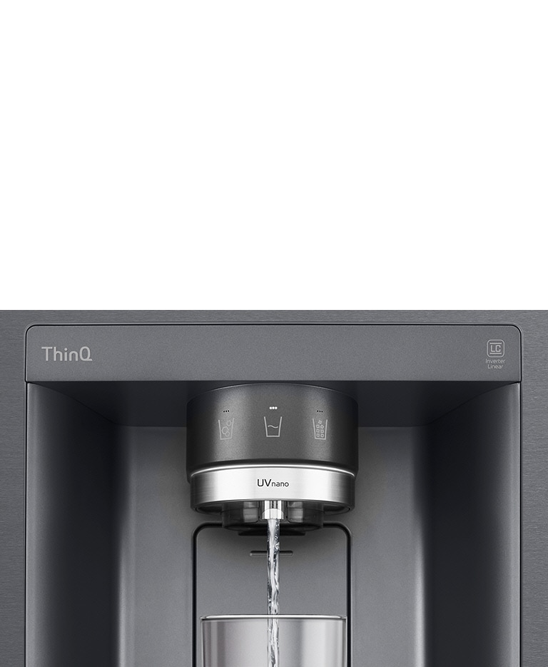Ein Video startet, es ist auf den Wasserspender eingezoomt. Das ?u?ere des Kühlschranks wird scharf dargestellt, und jetzt sind das Innere der Tür und die mechanischen Teile der Spenderdüse zu sehen. Das Video zoomt weiter hinein, um die Wassertr?pfchen zu zeigen, die durch den UVnano-Teil der Düse gelangen, wodurch die Bakterien reduziert werden. Die Ansicht zoomt wieder heraus, um wieder das ?u?ere des Kühlschranks zu zeigen, w?hrend Wasser in ein Glas gefüllt wird.