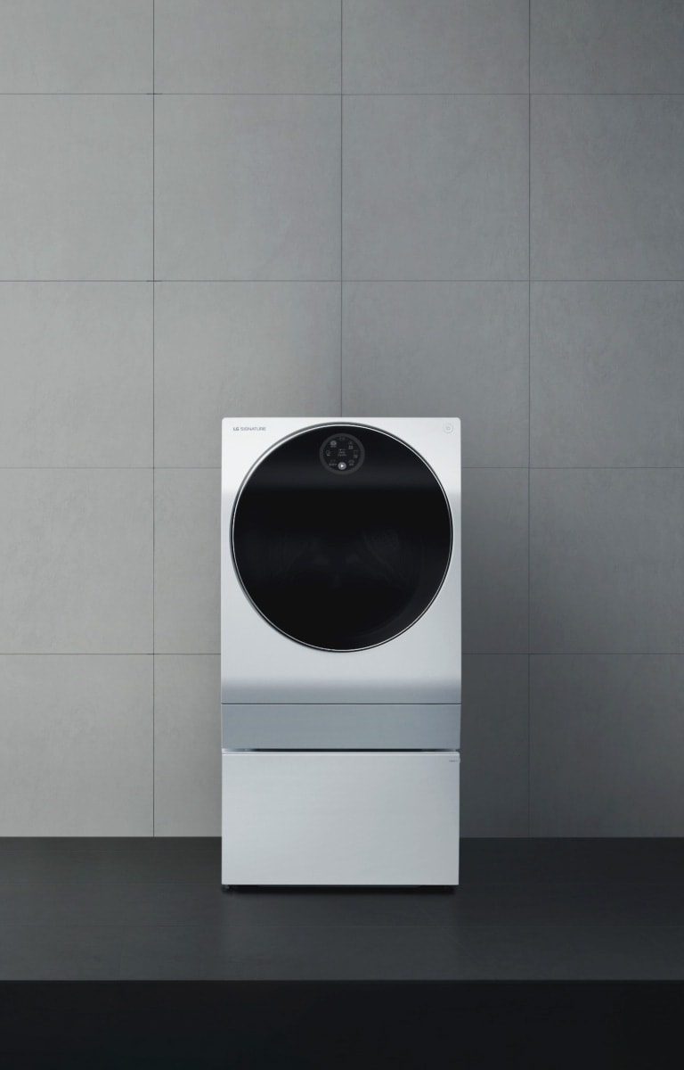 LG SIGNATURE Washing Machine wird mit einer gro?en Wand auf den Boden gestellt.