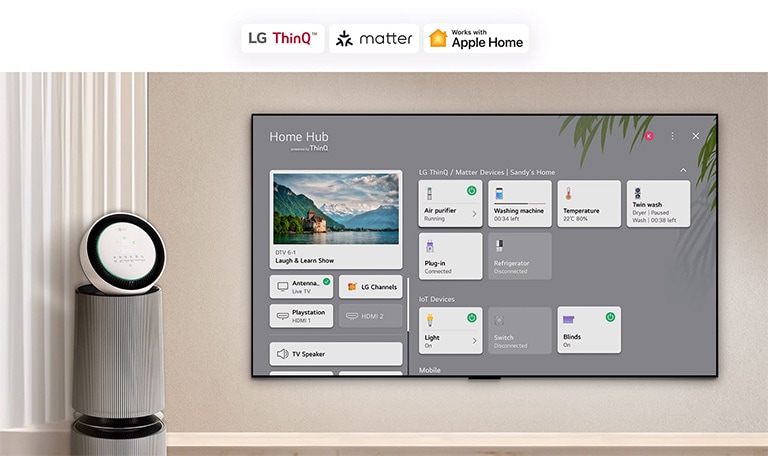 Ein an der Wand montierter LG TV und ein LG PuriCare? Objet Collection 360° auf der linken Seite. Der Fernseher zeigt Home Hub an und ein Mauszeiger klickt auf ?Luftreiniger“ und der LG PuriCare? Objet Collection 360° wird aktiviert.