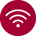 Prie sienos pritvirtintas LG OLED TV ir garso sistema su baltu ?Wi-Fi“ simboliu viduryje.