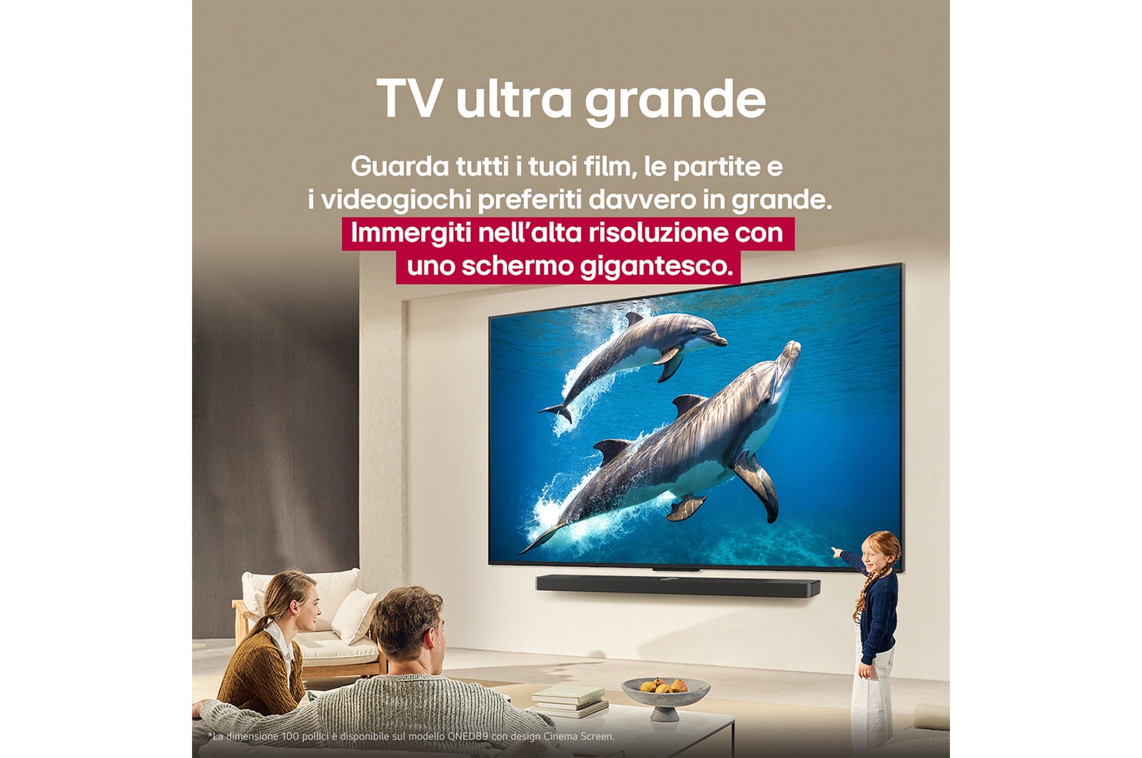 Ein M?dchen und ein Hund sitzen vor einem LG QNED TV, der an einer Wand montiert ist und drei Elefanten zeigt, die über einer LG Soundbar nach au?en laufen. Der Titel spricht davon, dass jede Aktion auf einer gro?en Leinwand noch spannender ist.