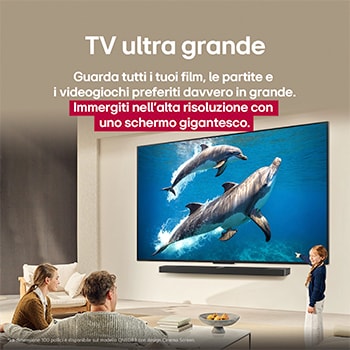 Ein M?dchen und ein Hund sitzen vor einem LG QNED TV, der an einer Wand montiert ist und drei Elefanten zeigt, die über einer LG Soundbar nach au?en laufen. Der Titel spricht davon, dass jede Aktion auf einer gro?en Leinwand noch spannender ist.