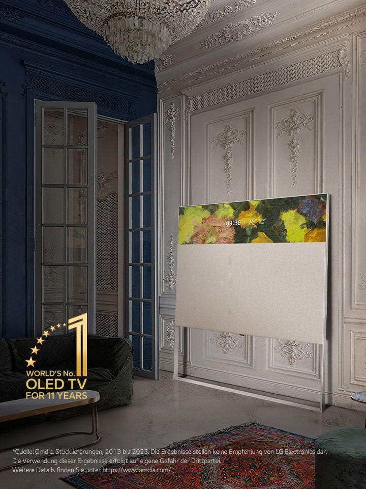 ART90 in der Linienansicht lehnt an einer Wand mit dekorativen Leisten. Er steht neben einem Gem?lde an der Wand und hinter einem aufw?ndig gestalteten Teppich. 10 Jahre World's No.1 OLED TV-Emblem.